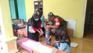 Cegah Stunting Sejak Dini, Babinsa Kelurahan Tlumpu Pendampingi Posyandu Balita   