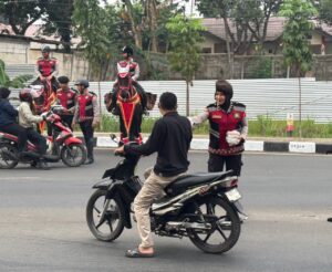 Den Turangga Ditpolsatwa Baharkam Polri Gelar Aksi ‘Jumat Berkah’ di Cikeas Udik