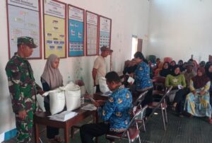 Babinsa Koramil 21/Bulukerto Dampingi Penyaluran Bantuan CPP kepada 438 KPM di Desa Krandegan   