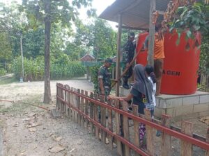 Babinsa Gesi Turun Langsung Bantu Warga Dapatkan Air Bersih di Tengah Kekeringan   