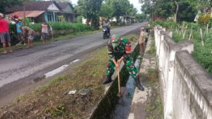 Wujud Kepedulian Lingkungan, Babinsa Koramil Udanawu Bersama Warga Gelar Karya Bakti Saluran Irigasi   