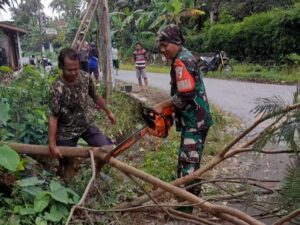 Babinsa Koramil Gandusari Bersama Warga Gotong Royong Bersihkan Lingkungan Demi Keselamatan Bersama   