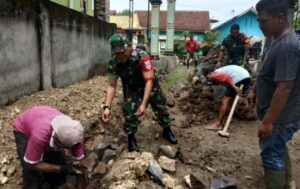 Puluhan Pasang Tangan Bahu-Membahu, Koramil Tangen dan Warga Galeh Bangun Jalan Desa   