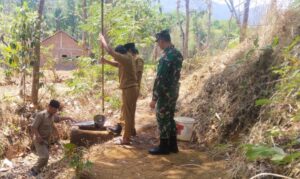 Babinsa Koramil 22/Slogohimo Monitoring Sumber Air Bersih untuk Pastikan Ketersediaan Air Masyarakat