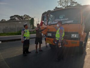 Polantas Karib: Sat Lantas Pematangsiantar Edukasi Sopir Truk Bahaya Overload, Demi Keselamatan & Kelestarian Jalan   